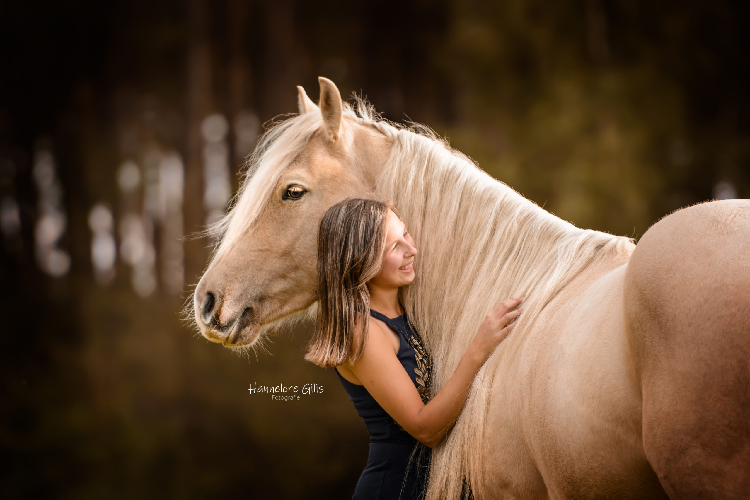 Paardenfotografie | Meisje met palomino in het bos
