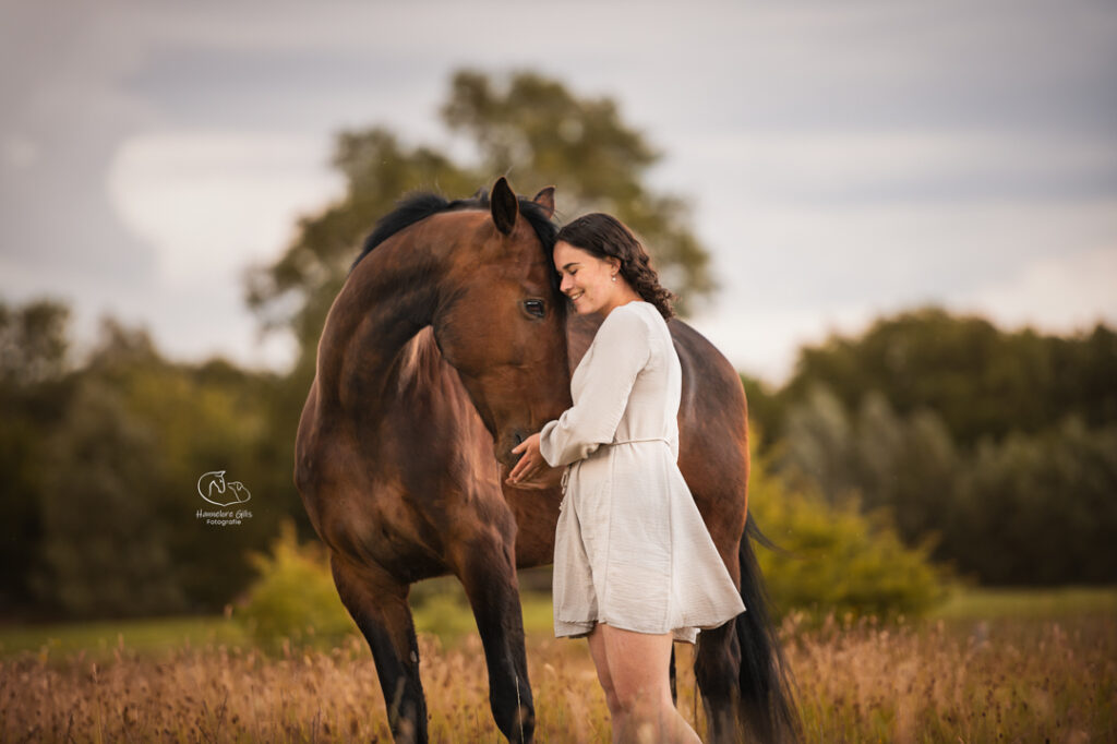 Afscheidsfotoshoot-paard-hoofd-tegen-persoon-kontich-antwerpen