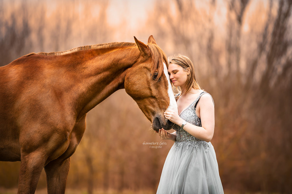 Grijze jurk voor paardenfotografie