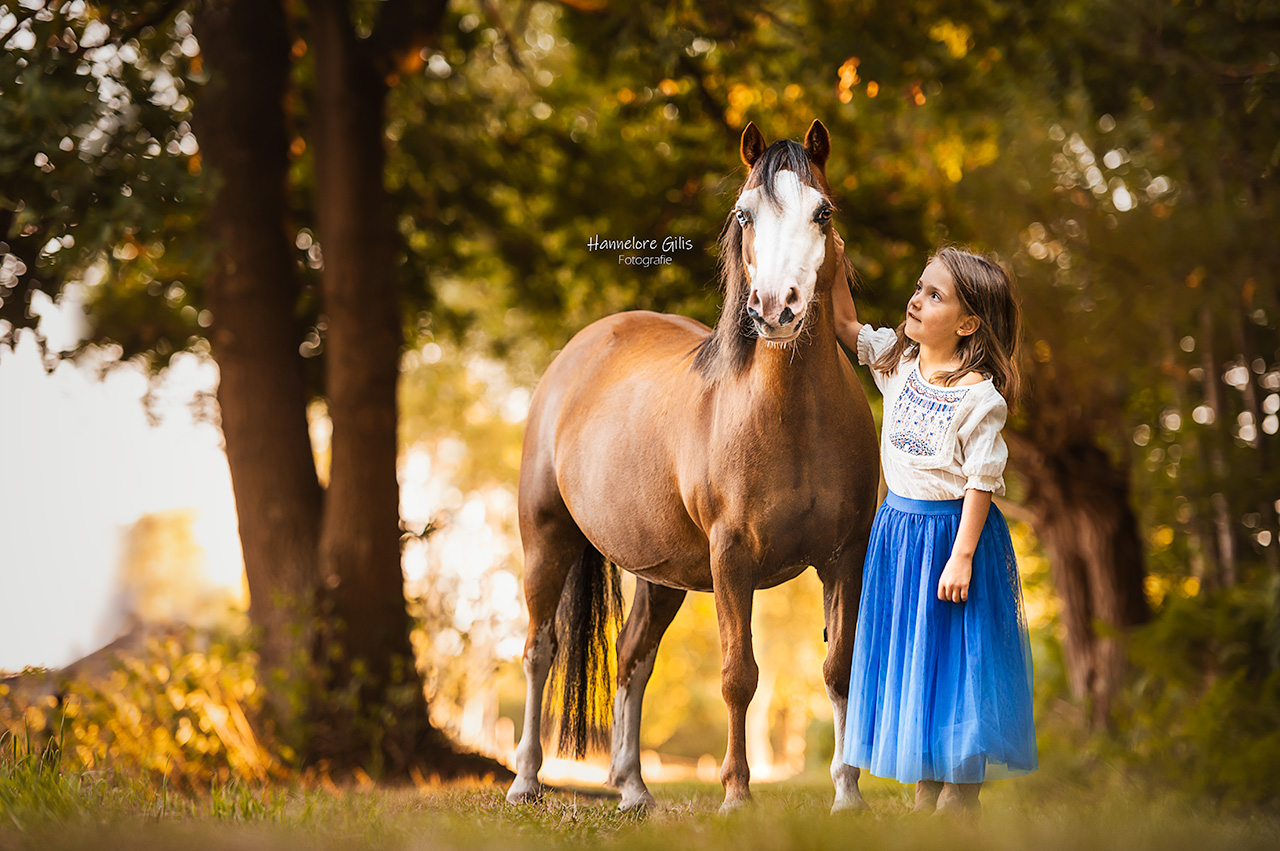 Kind en pony samen op de foto tijdens een paardenfotoshoot