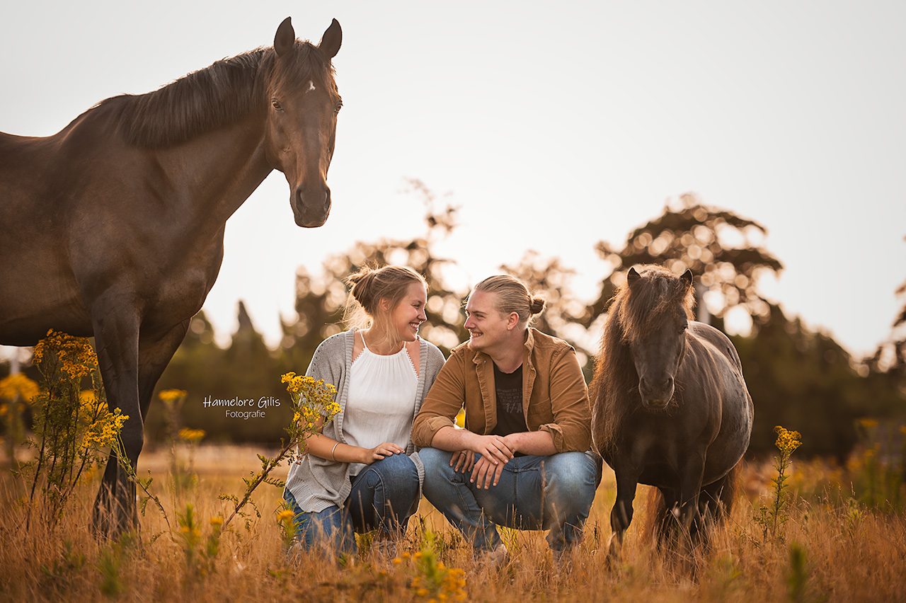 Koppel met twee paarden tijdens een fotoshoot paardenfotografie