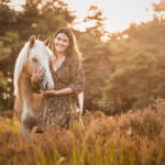 Fotoshoot met paardenfotograaf van meisje met haflinger in Nederland
