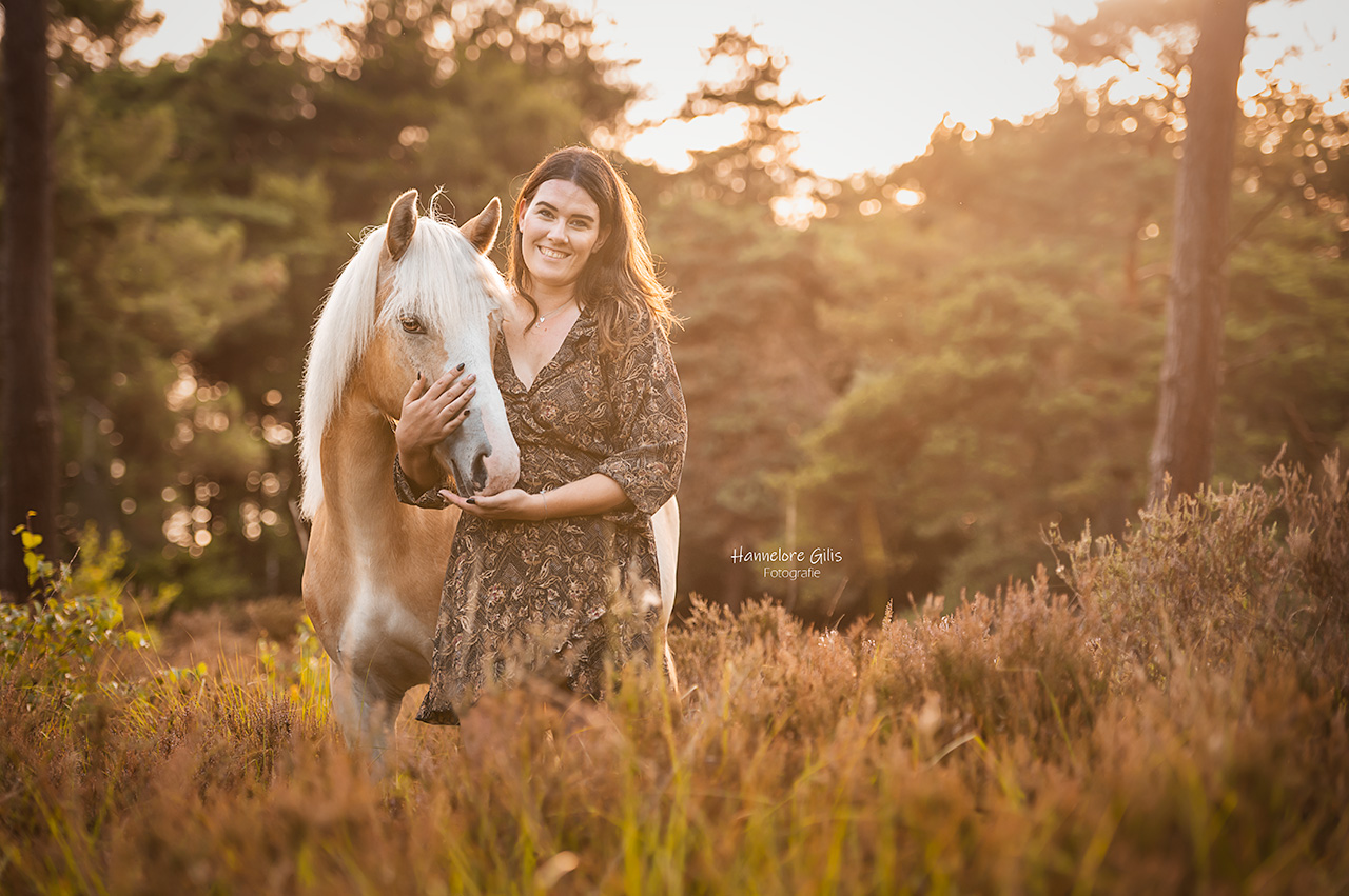 Fotoshoot met paardenfotograaf van meisje met haflinger in Nederland