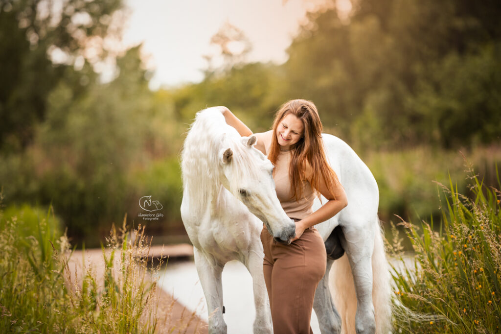 Paardenfotoshoot meisje met een wit Spaans paard